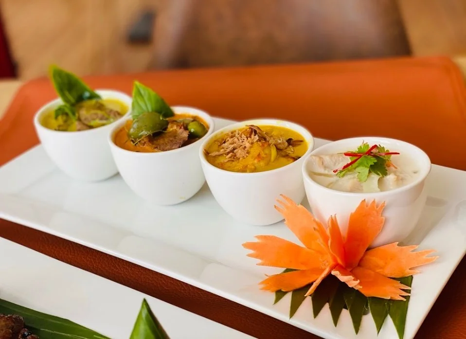 Plat de différents curry du restaurrant Lek Thai Chef